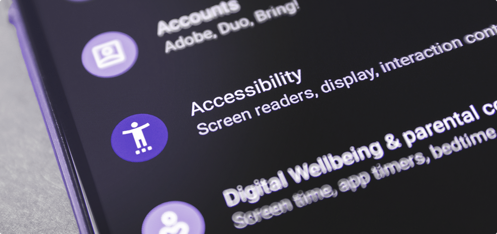 Página de configurações de um smartphone com a aba de acessibilidade escrito: acessibilide, leitores de tela e display